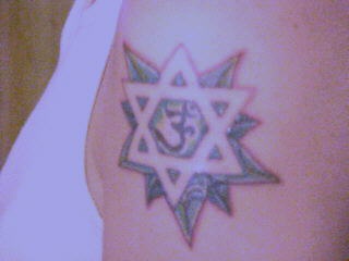 肩部彩色印度犹太符号纹身图片
