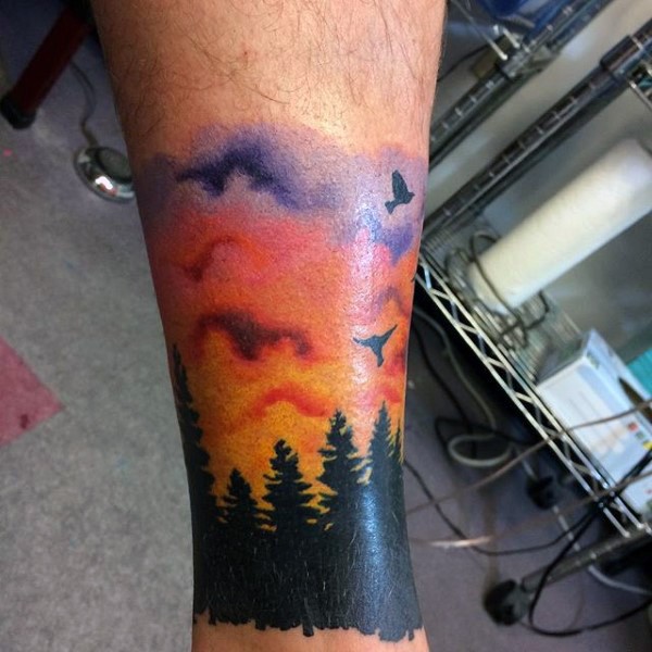 腿部彩色日出和森林纹身图案