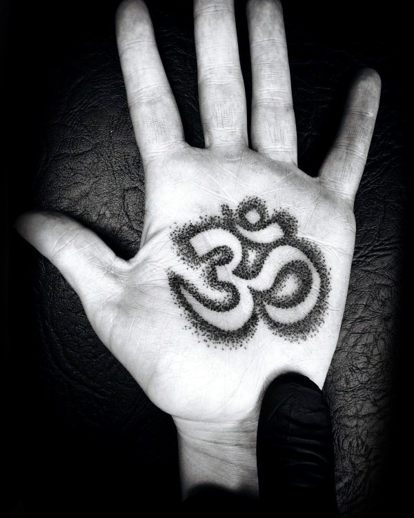 手部黑色点彩印度教符号纹身图案
