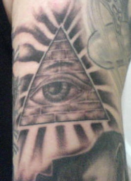 几何金字塔与眼睛纹身图案