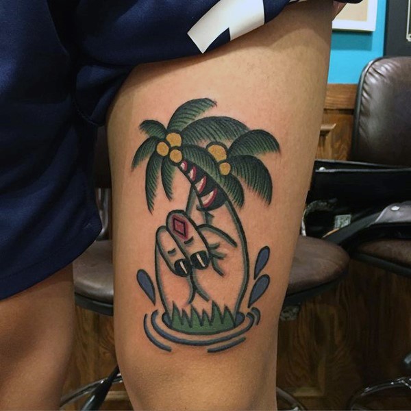 腿部彩色棕榈树与手指纹身图案