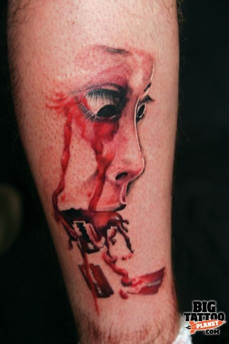 小腿彩色恐怖风格血腥女性脸纹身图案