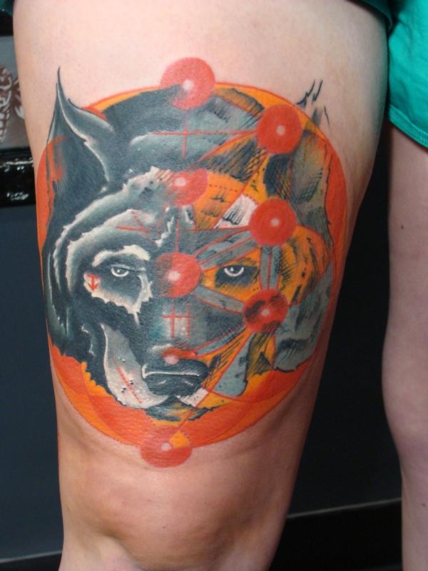 大腿彩色狗头像和元素符号纹身图案