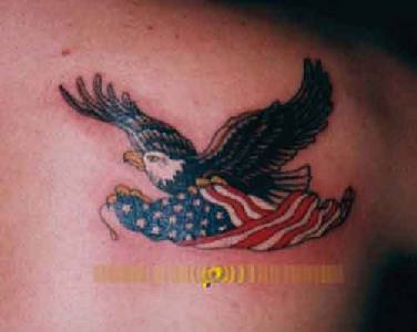 鹰与美国国旗飞翔纹身图案
