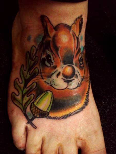 脚背彩色漂亮的松鼠与坚果纹身图案