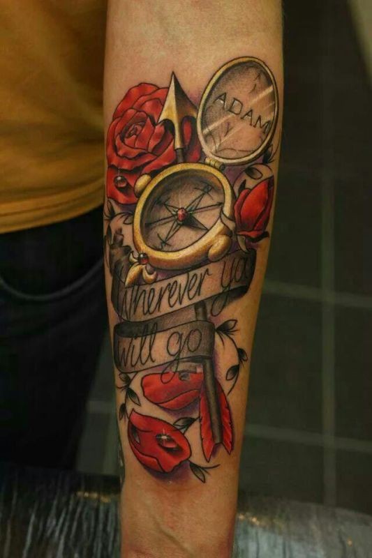 手臂彩色红玫瑰和指南针纹身图案
