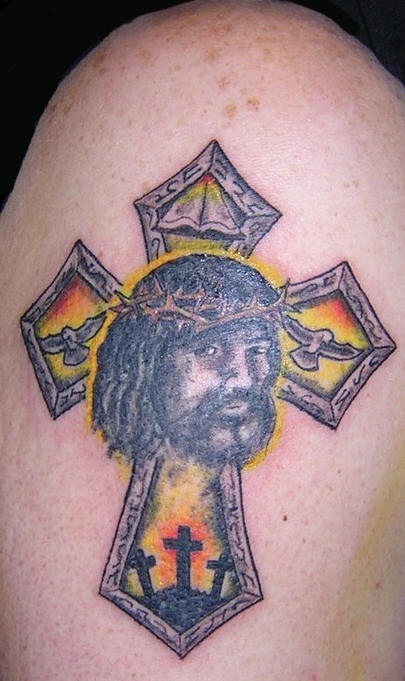大臂十字架上的严肃耶稣纹身图案