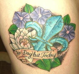 腿部彩色花朵与英文纹身图案