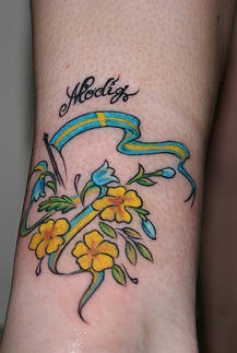腿部彩色花朵与字母纹身图案