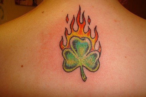背部爱尔兰三叶草与火焰彩绘纹身图案