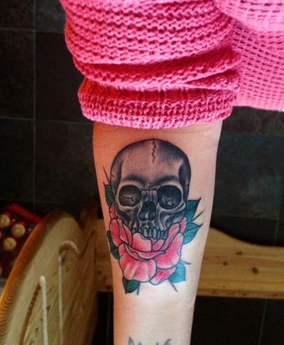手臂彩色骷髅与粉红玫瑰纹身图案