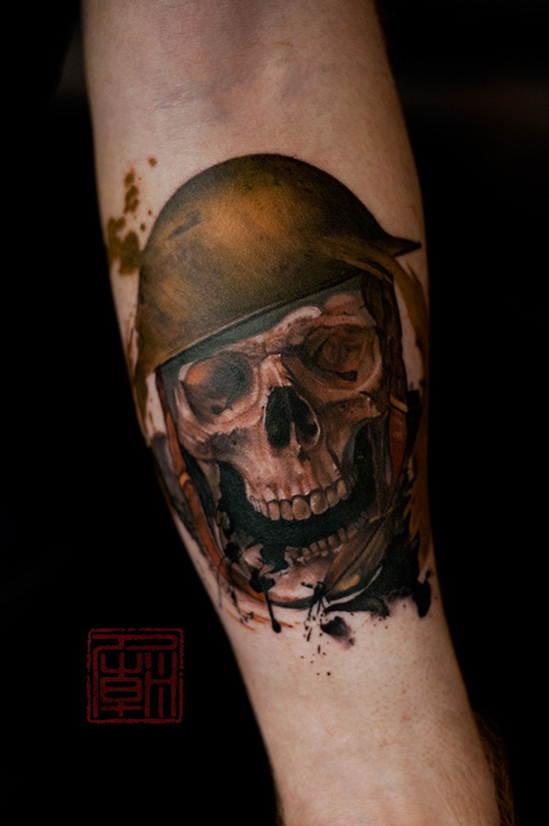 手臂彩色逼真的军人士兵头骨纹身图片
