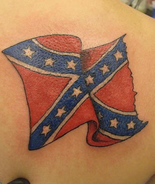 肩部彩色美国国旗的纹身图案