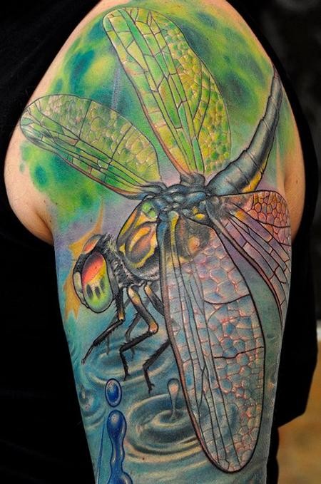 大臂彩色逼真的蜻蜓纹身图案