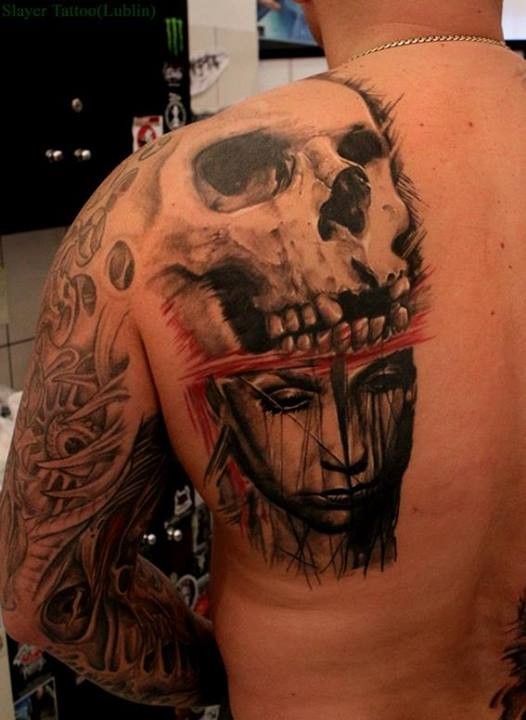 男性背部骷髅头和女孩肖像写实纹身图案