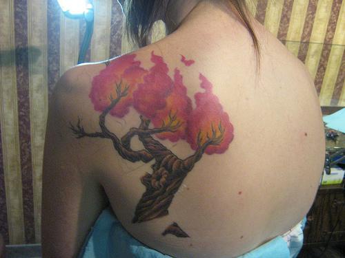 女生背部很酷的红色火焰叶子纹身图案