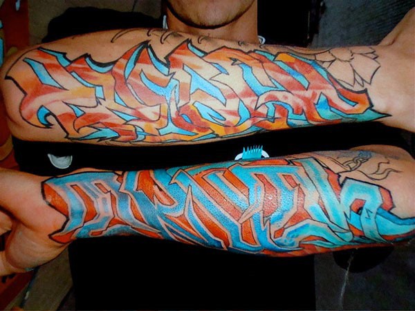 手臂涂鸦式的彩色字母花体纹身图案