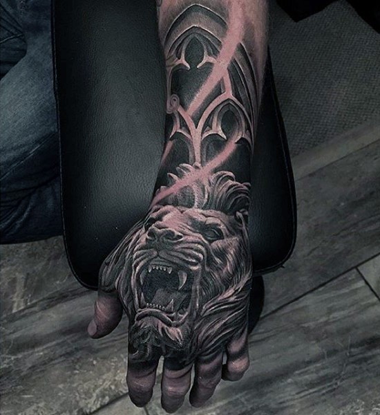 手臂惊人的逼真咆哮狮子纹身图案