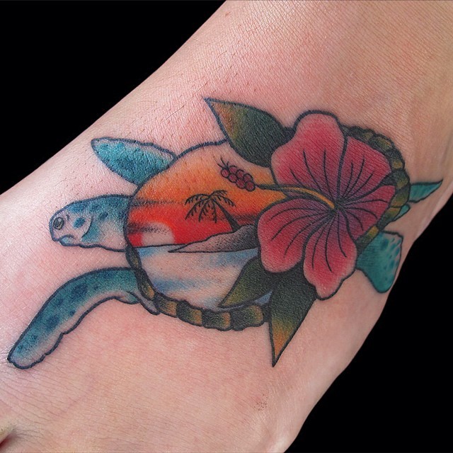 手臂彩色夏威夷海龟装饰纹身图案
