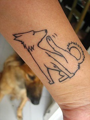 简约的狗剪影纹身图案