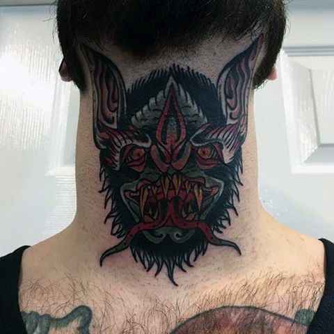 颈部老派风格的恶魔蝙蝠头纹身图片