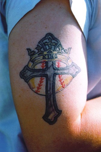 大臂皇冠十字架彩色纹身图案