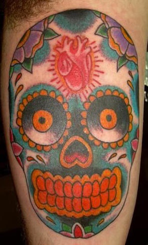 肩部彩色墨西哥糖骷髅纹身图案