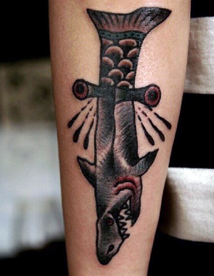手臂彩色卡通鲨鱼刀纹身图案