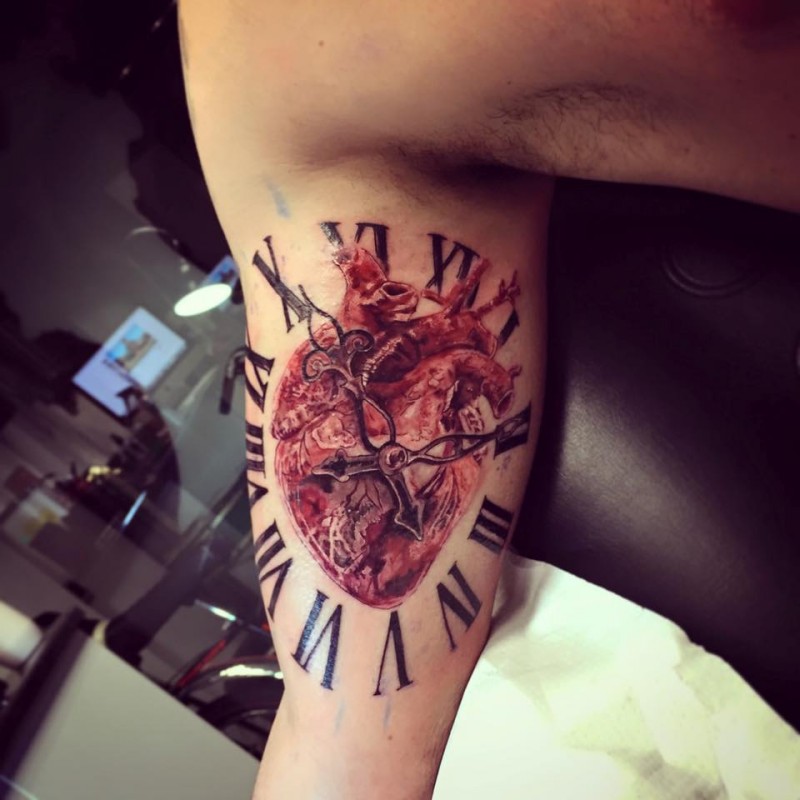 手臂彩色时钟人体心脏纹身图案
