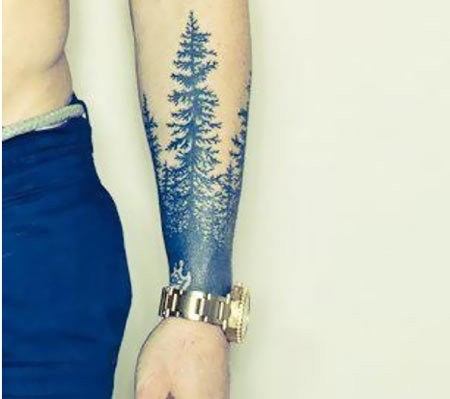 男性手臂蓝色云杉树纹身图案
