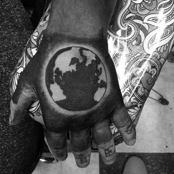 手背很酷的地球星球纹身图案