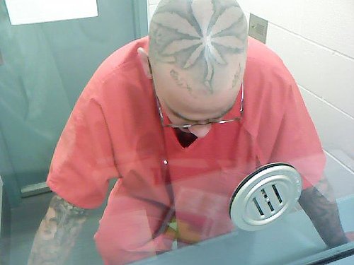 男性头部灰色大麻叶纹身图案
