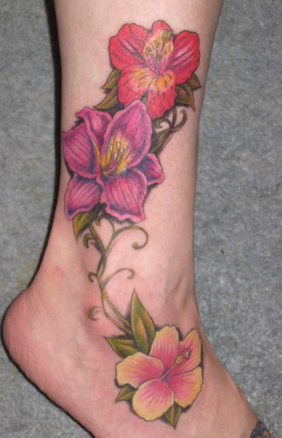 脚部彩色木槿花纹身图片