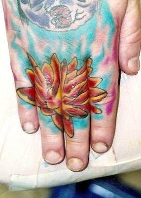 手部彩色植物百合花纹身图案