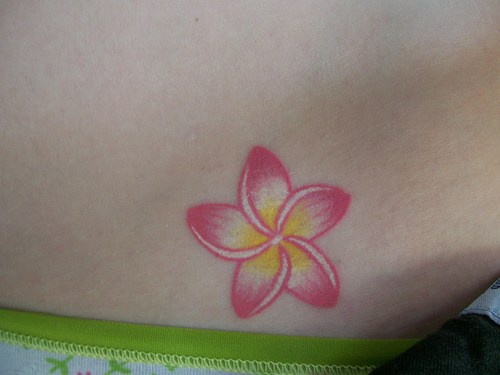 腰侧彩色精致的花朵纹身图案