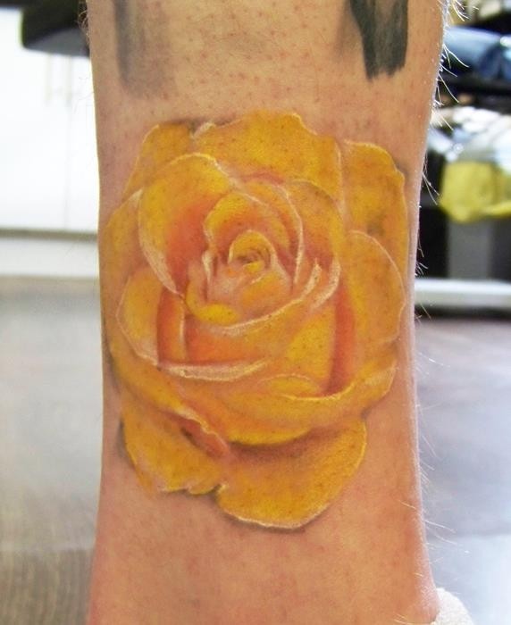 可爱的黄色玫瑰纹身图案