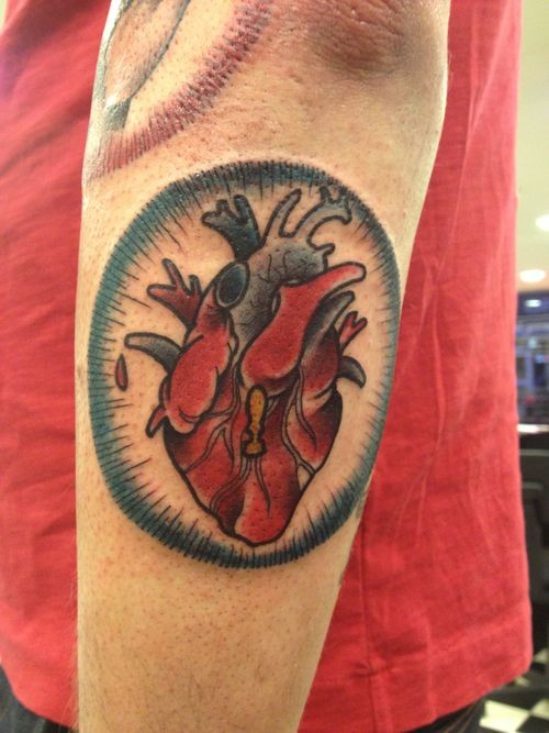 男性手臂彩色心脏纹身图案