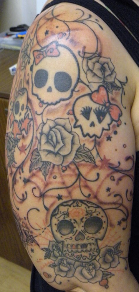 肩部简约花朵与骷髅头纹身图案