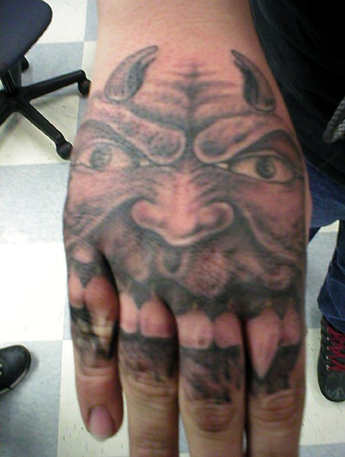 手部可怕的有角恶魔纹身图案