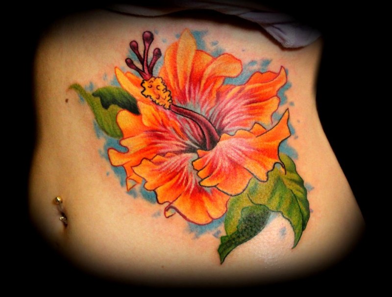 女性腰侧彩色木槿花纹身图案