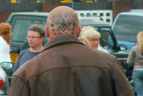 男性头部黑色个性文字符号纹身