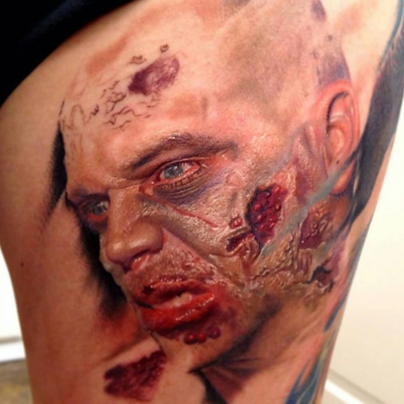 大腿令人毛骨悚然的彩色僵尸脸纹身图案