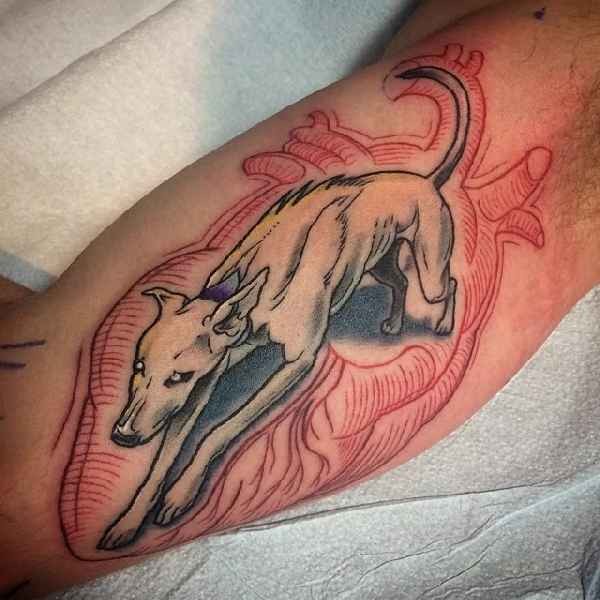 手臂彩色线条狼与心脏纹身图案
