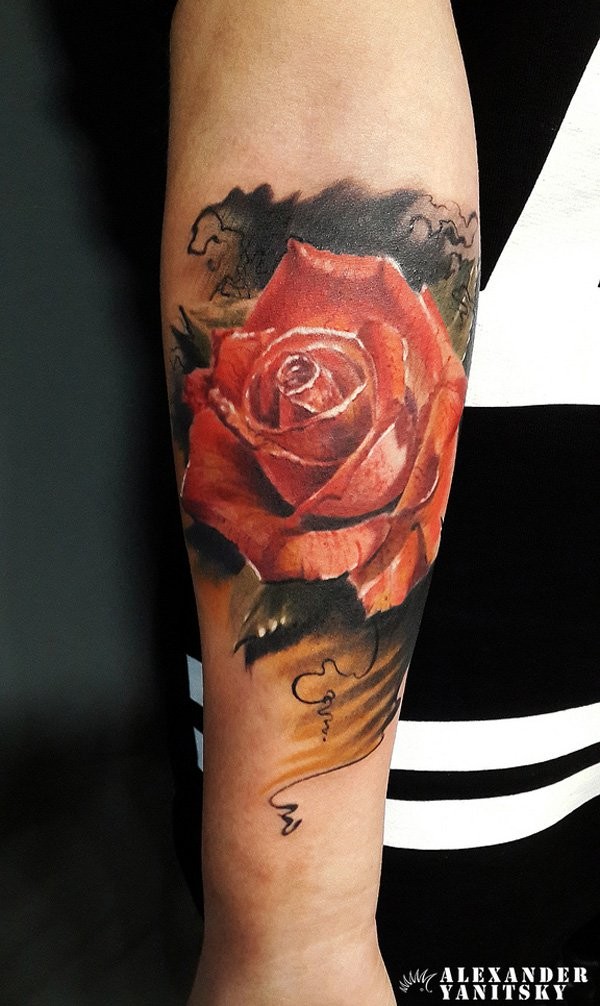 手臂彩色逼真的玫瑰花纹身图案