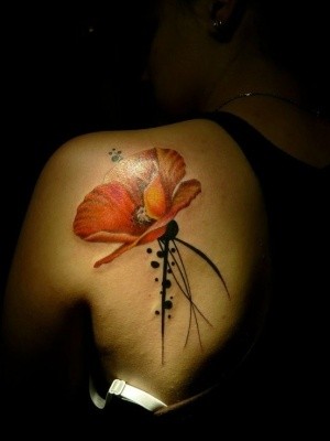 背部水彩优雅的红罂粟纹身图案
