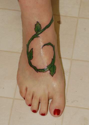 女性脚背彩色逼真的绿藤纹身图案
