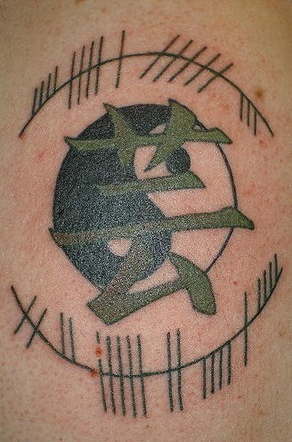 背部绿色的文字阴阳八卦纹身图案