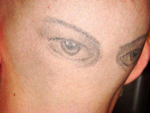 男性头部灰色眼睛纹身图案