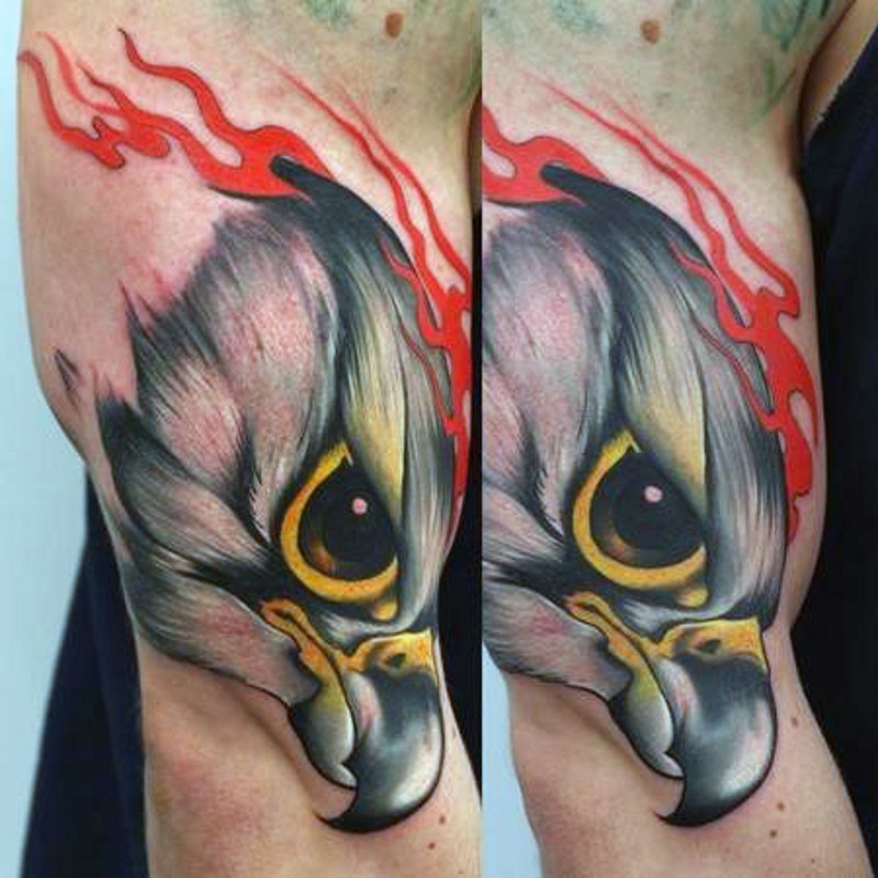 手臂彩色鹰头与火焰纹身图案
