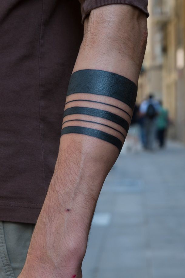 手臂不同粗细的黑色线条部落纹身图案